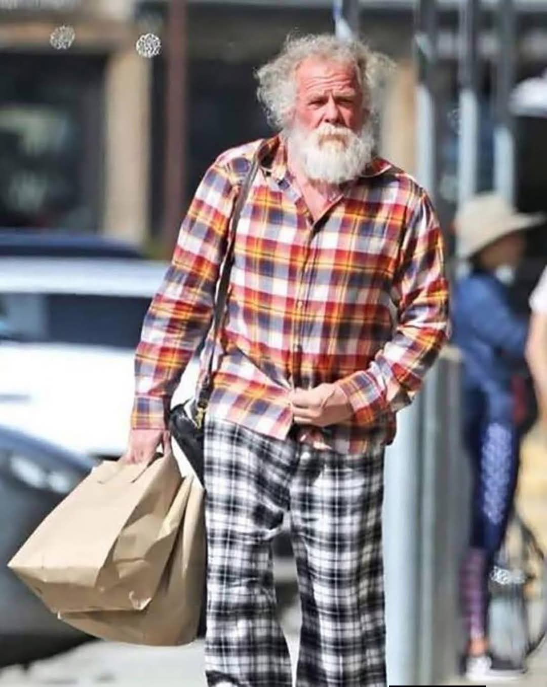 At 85, this Hollywood actor surprises with his discreet appearance and a career marked by unconventional choices.