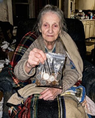 An Elderly Woman Tried to Pay for Her $15 Pizza with a Plastic Bag of Change – So I Made a Decision I Can’t Undo